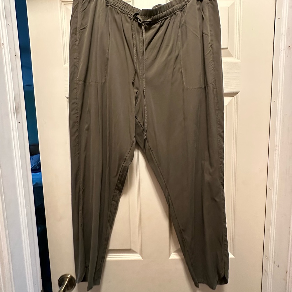 Olive green pull on pants size XXL, new without tags